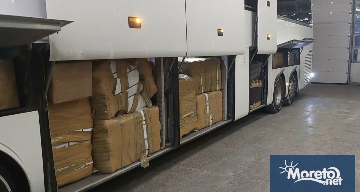 Митнически служители задържаха 14 985 контрабандни облекла и парфюми с