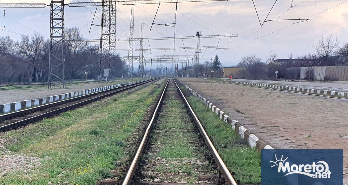 Движението на влаковете между гарите Царева ливада и Трявна е