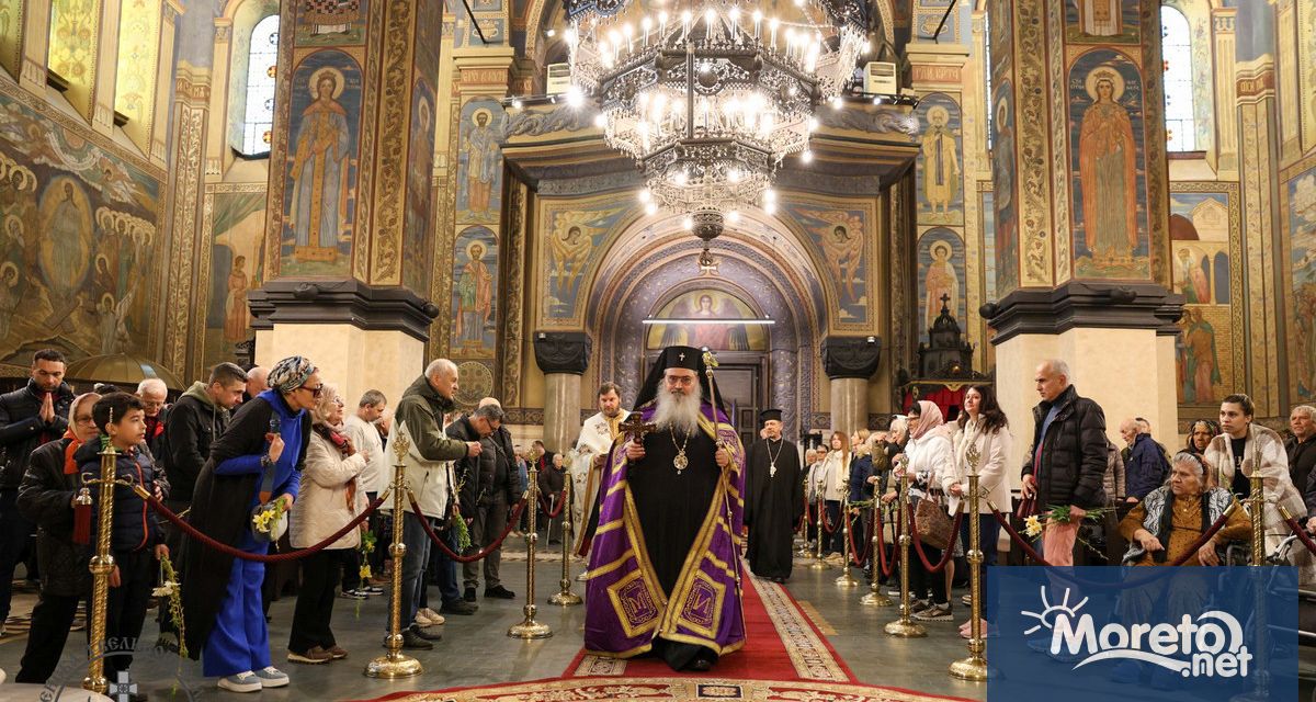 На празника Цветница Варненският и Великопреславски митрополит Йоан отслужи Златоустова