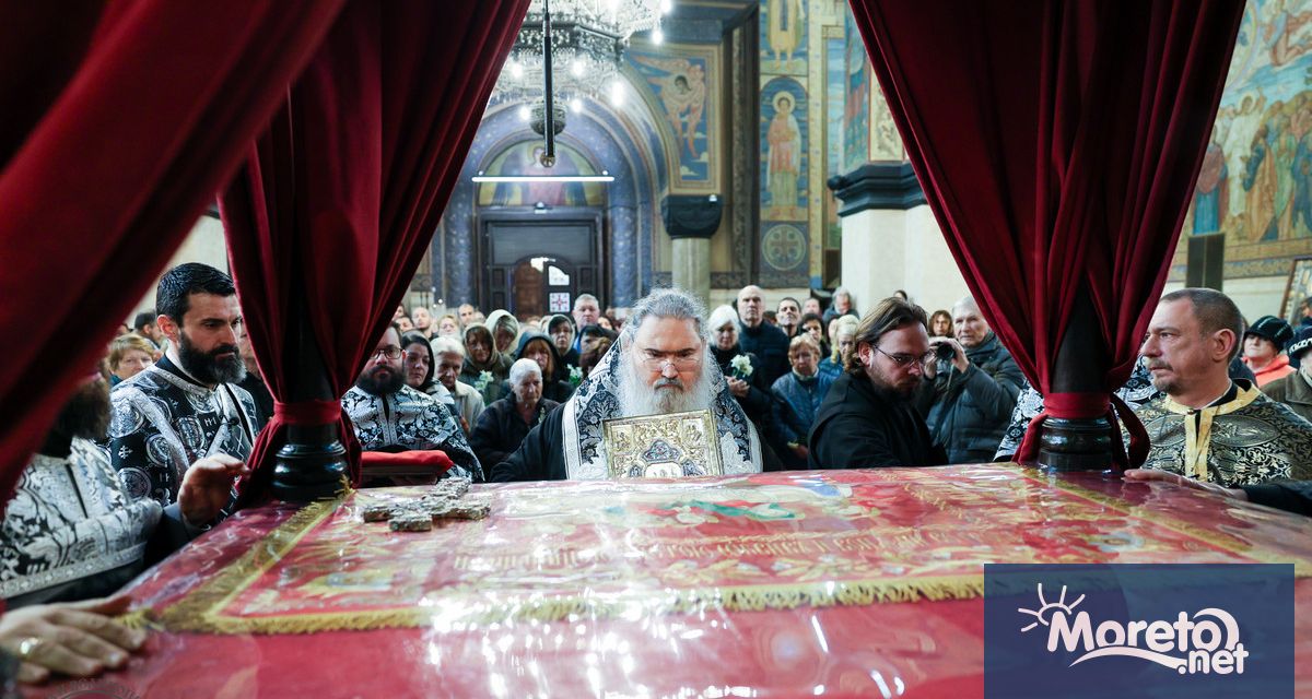 Тържествена архиерейска вечерня с изнасяне на Светата плащаница беше отслужена