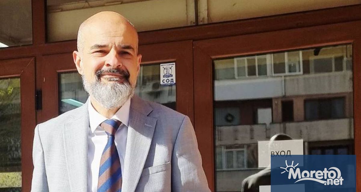 Водачът на листата на ПП ДБ във Варна Павел Попов гласува