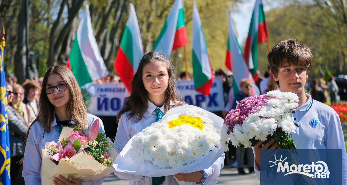 Стотици ученици от варненските училища се включиха в общоградското поклонение