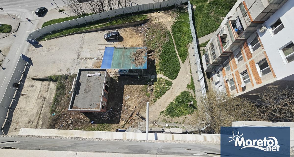 Оградни пана около предстоящ строеж на жилищна сграда отрязаха достъпа
