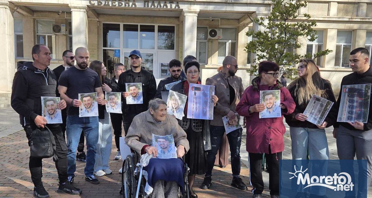 Десетки близки на загиналия при катастрофа моторист Алекс протестираха пред