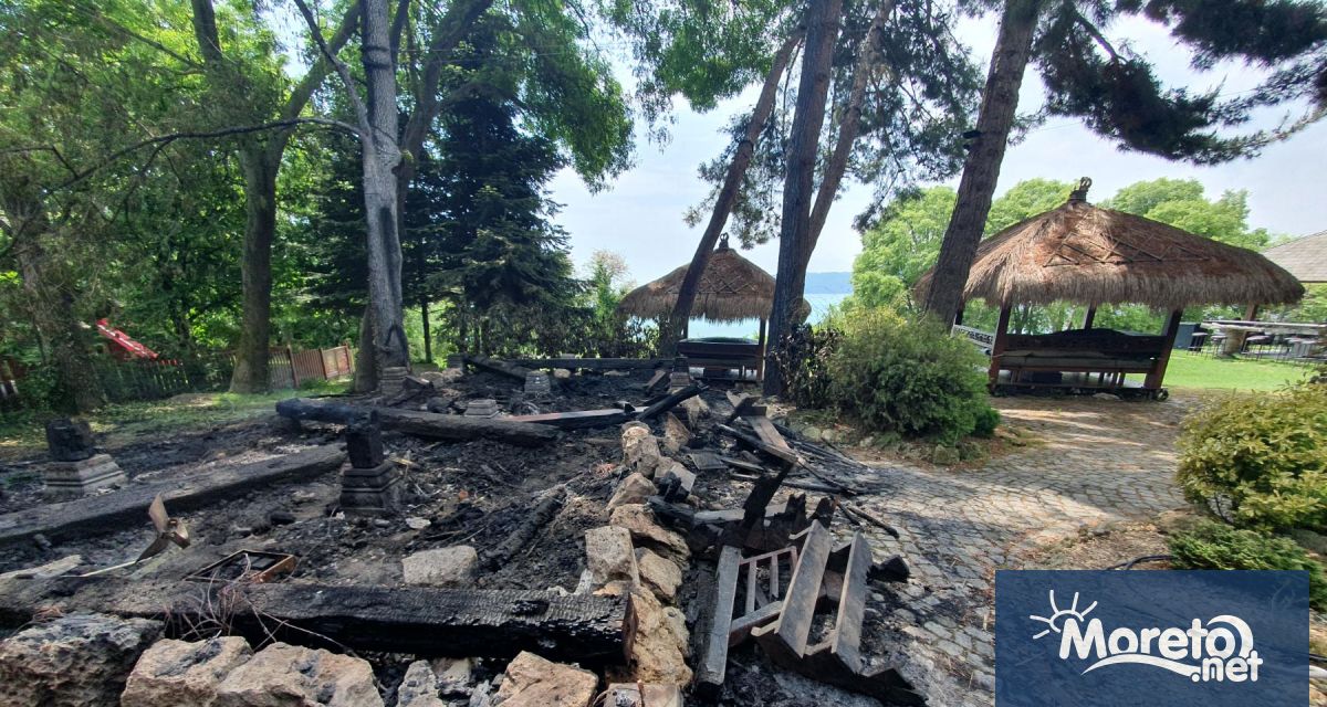 Три шатри към заведение в Морската градина са напълно изгорели