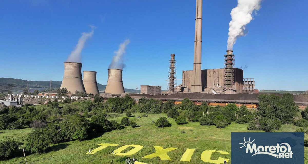 Активисти на Грийнпийс – България разпънаха огромен надпис TOXIC под