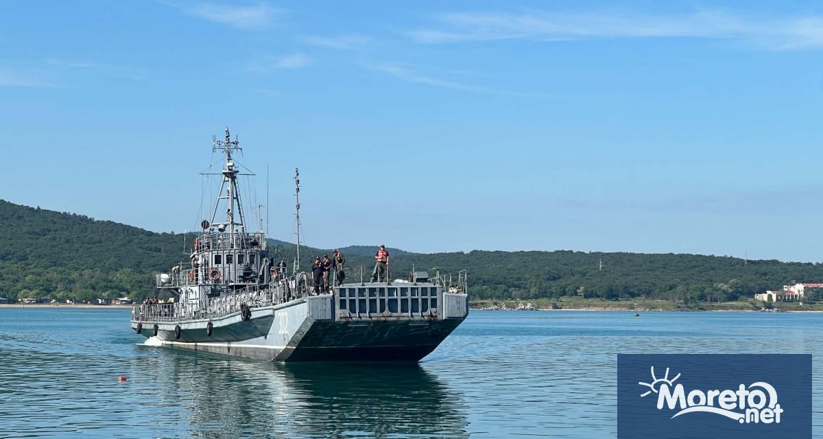 Успешна операция по спасяването на двама бедстващи във водите на