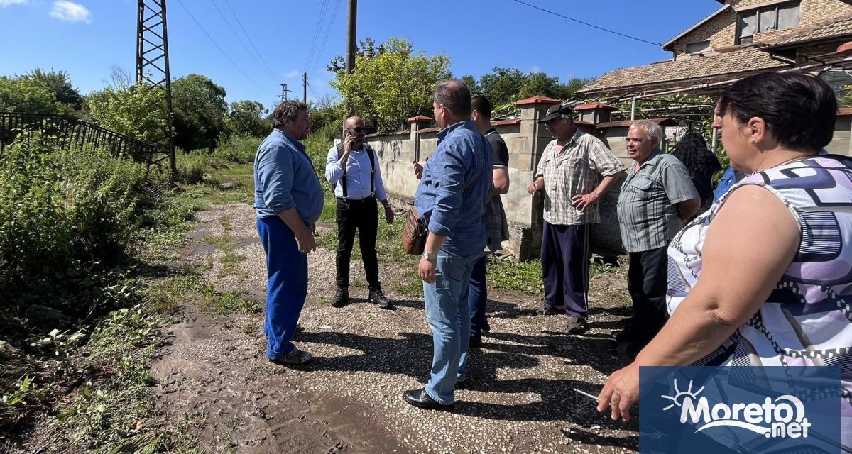 Областният управител Марио Смърков заедно с комисия в която влизат