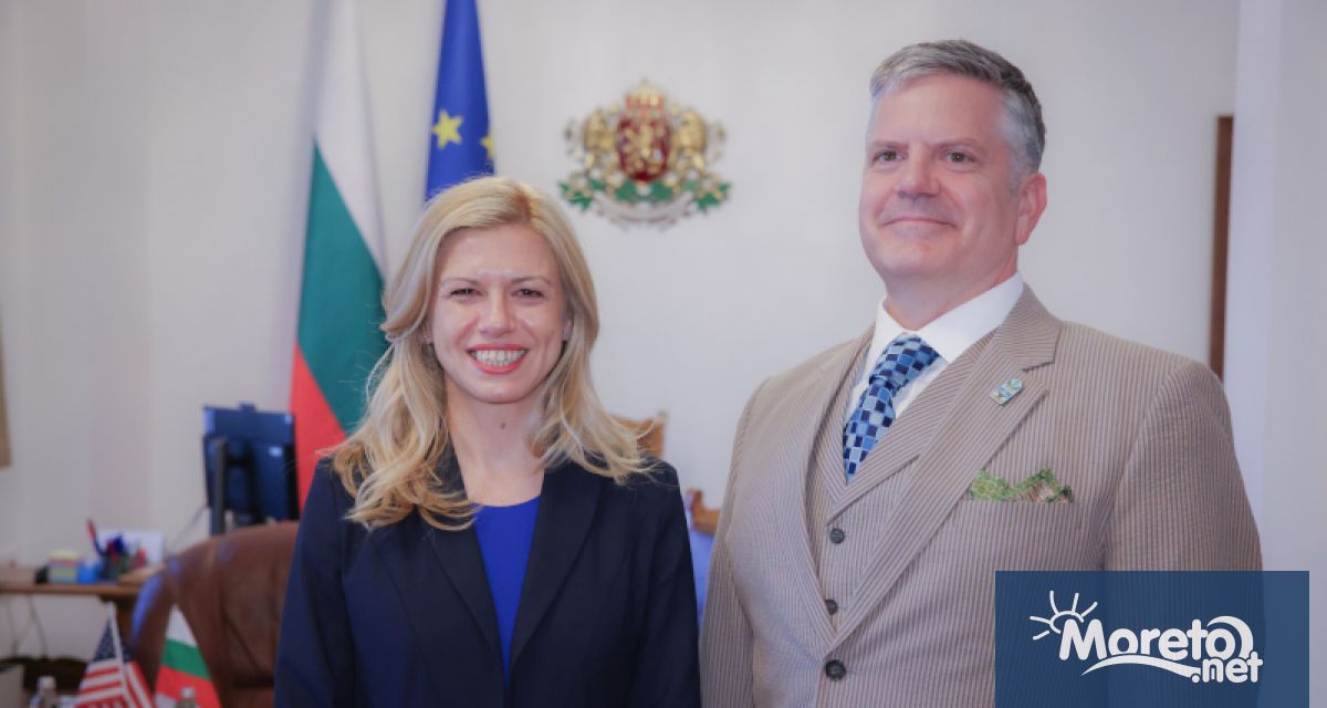 Председателят на Народното събрание Михаела Доцова разговаря с временно управляващия