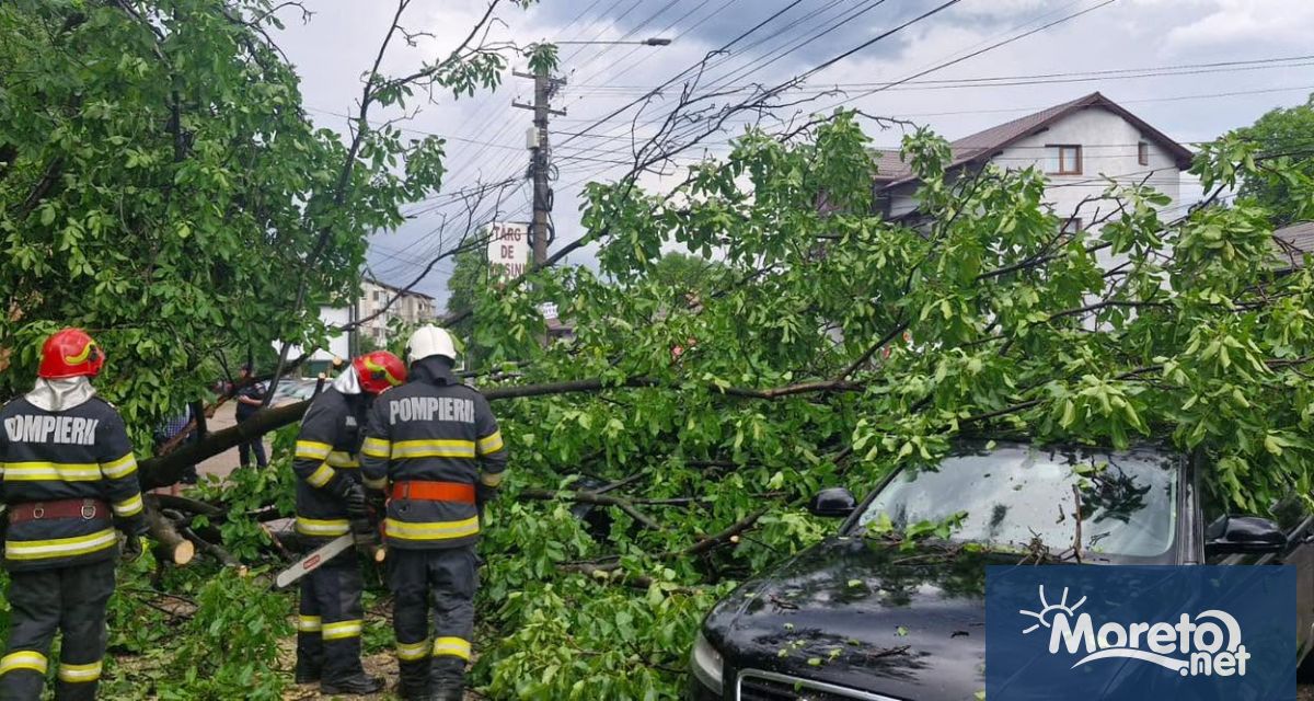 Проливни дъждове и бури причиниха щети в Букурещ и 15
