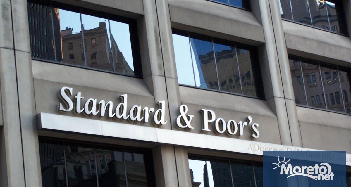 Международната рейтингова агенция S P съобщи в петък че е понижила