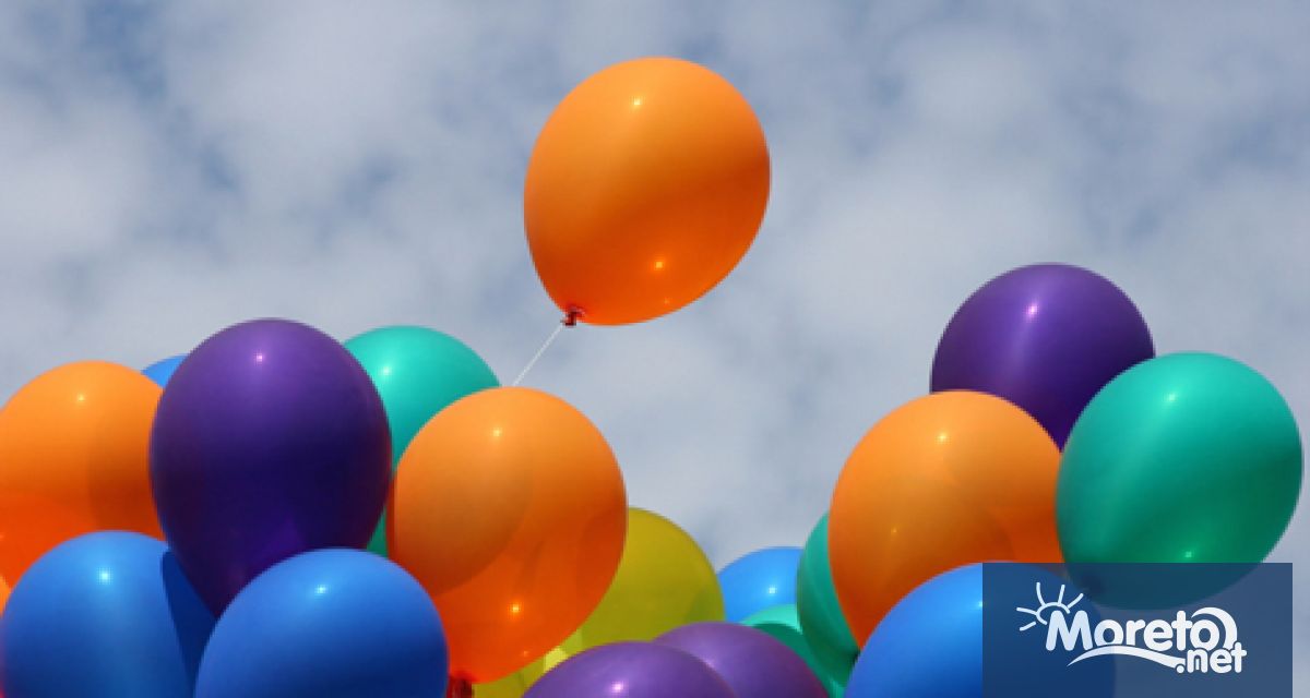 Цветни балони бяха поставени по разрушени от катастрофалните земетресения сгради