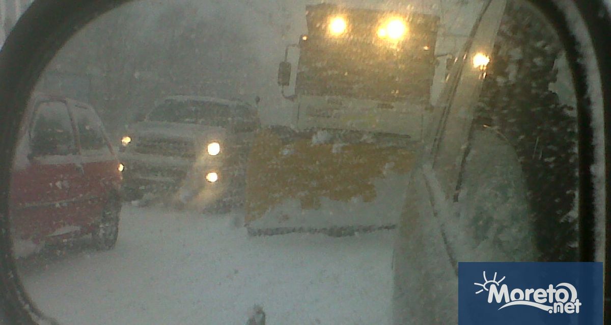 Силният снеговалеж в последните часове значително усложни пътната обстановка в