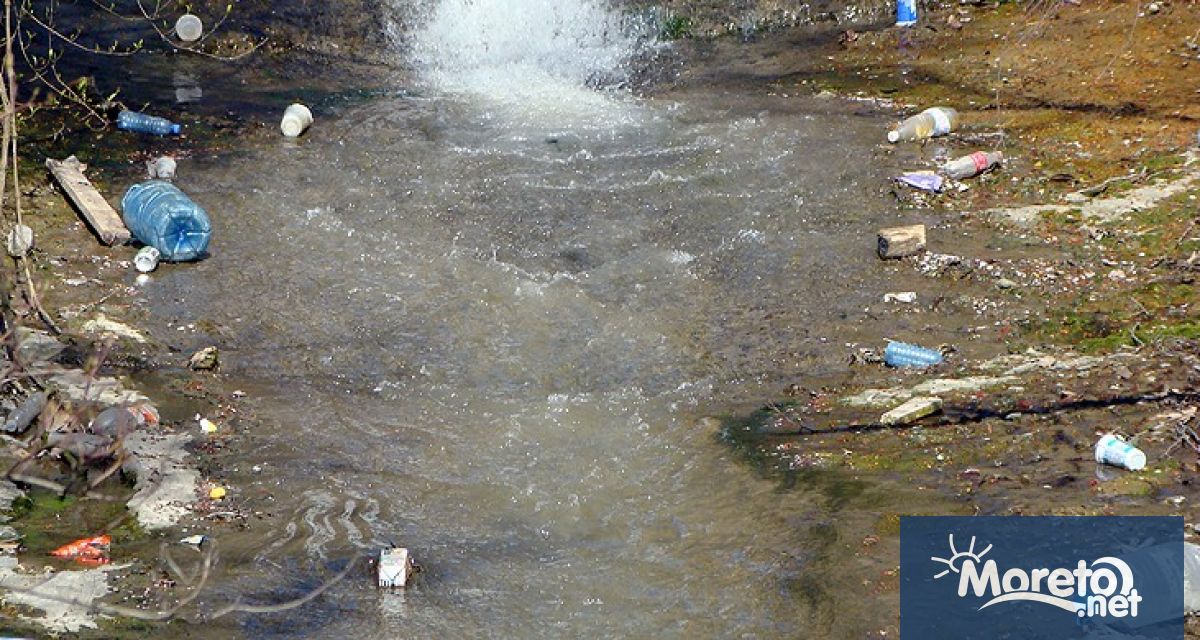 Разлив на моторно масло покри водите на река Беравица в