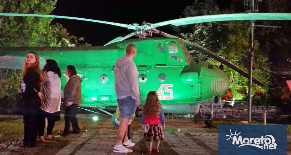 С топовни залпове на всеки час концерт на оркестъра на