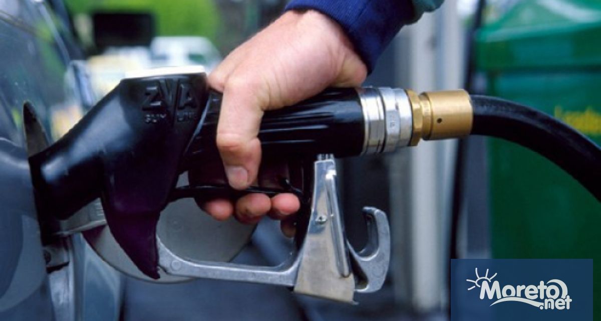 Паника породи дълги опашки от автомобили по бензиностанции в цялата