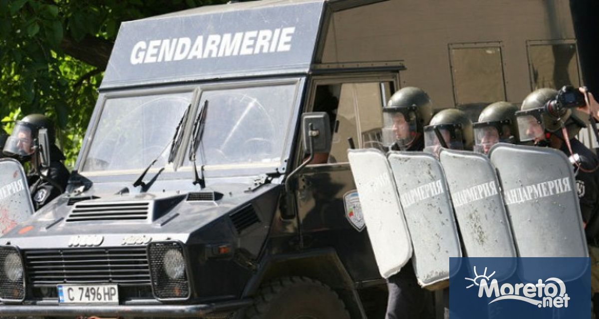 При засилена охрана и жандармерия с тежка техника в Народното