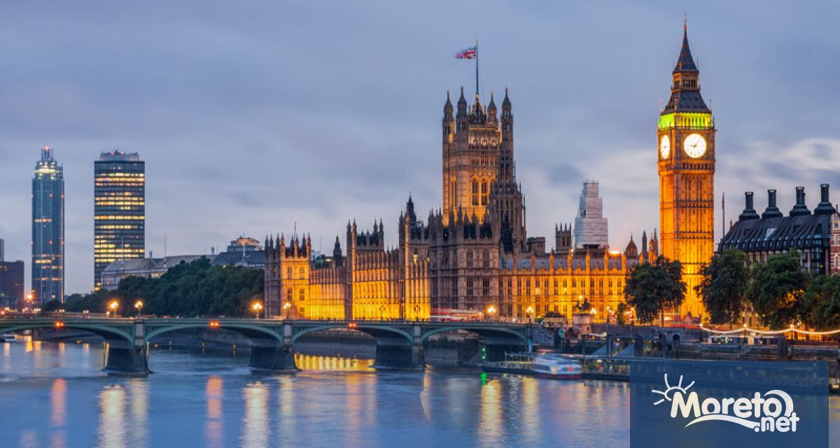 От днес в Англия отпада задължителното носене на маски на