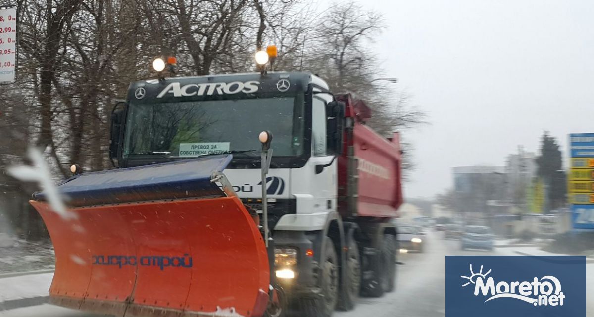 Екипи на снегопочистващите фирми обработват с луга и пясък улиците