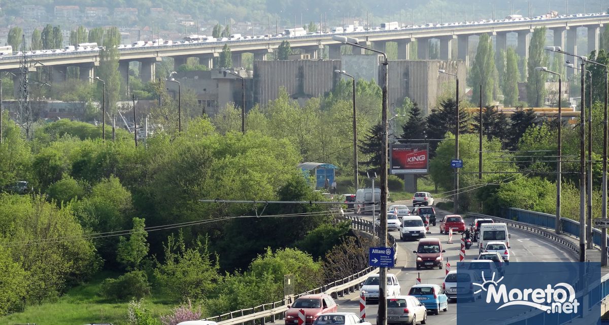 Катастрофа на Аспарухов мост е предизвикала голямо задръстване а движението