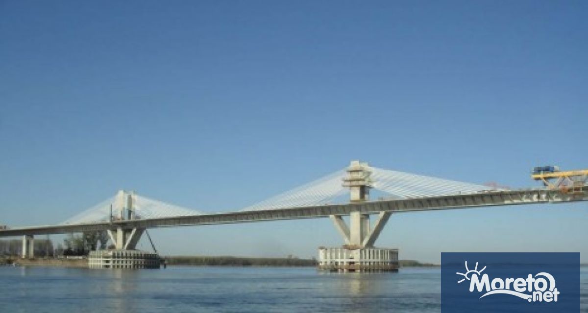 Метална част от Дунав мост се откъсна и обърна камион
