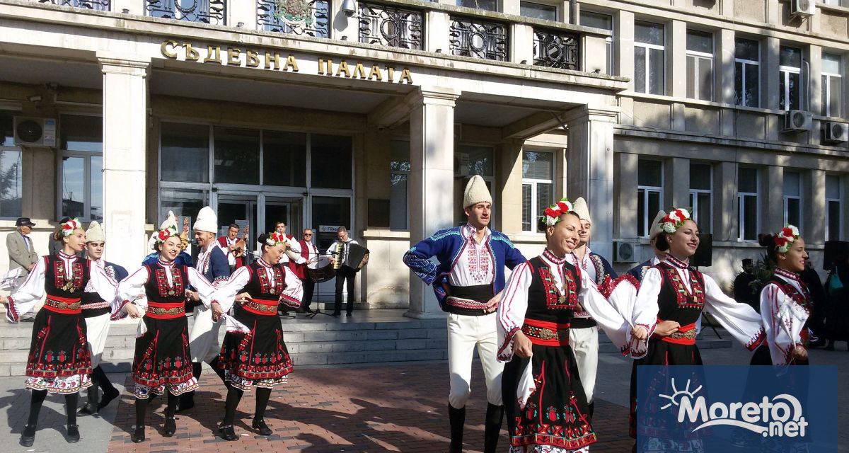 С голямо празнично хоро в което се очаква да се