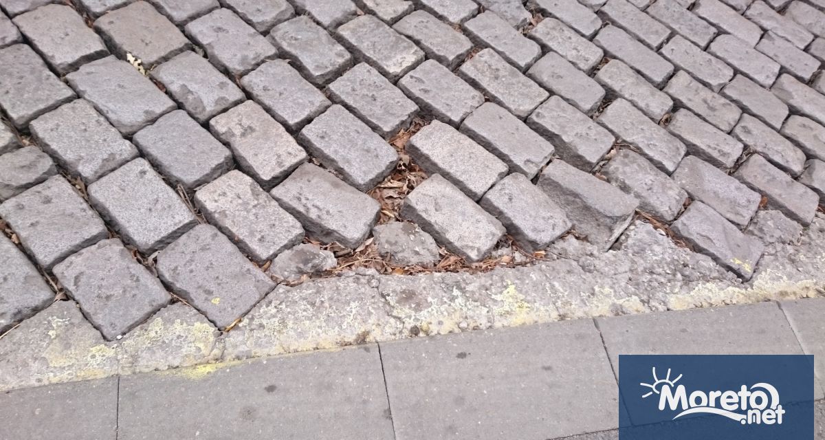 Част от старите павета на ул Хан Аспарух са временно