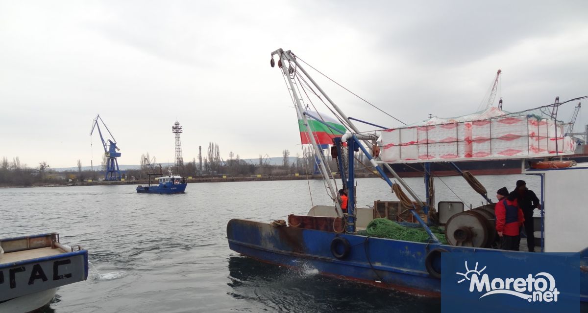 Рибари от Варна излязоха днес на протест Десетки лодки акостираха
