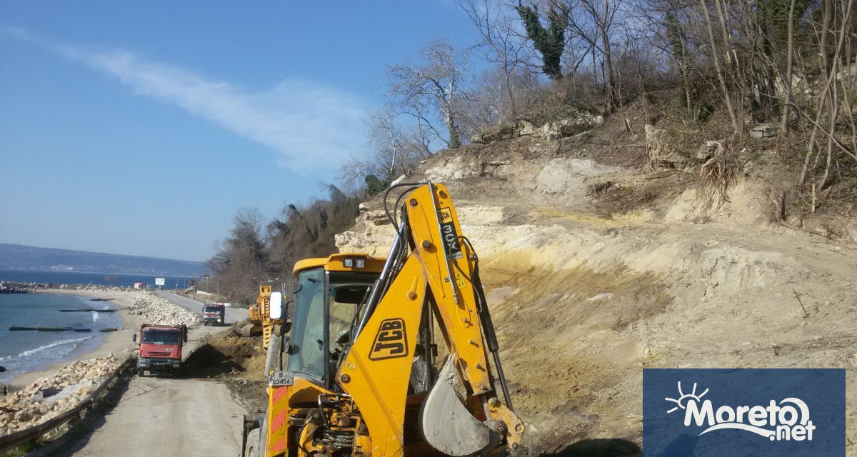 Специалистите посочват че крайбрежният склон е обект на непрекъснати ерозионни