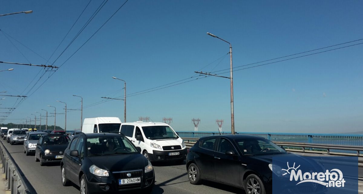 Протестът на превозвачите образува огромно задръстване на Аспарухов мост видя