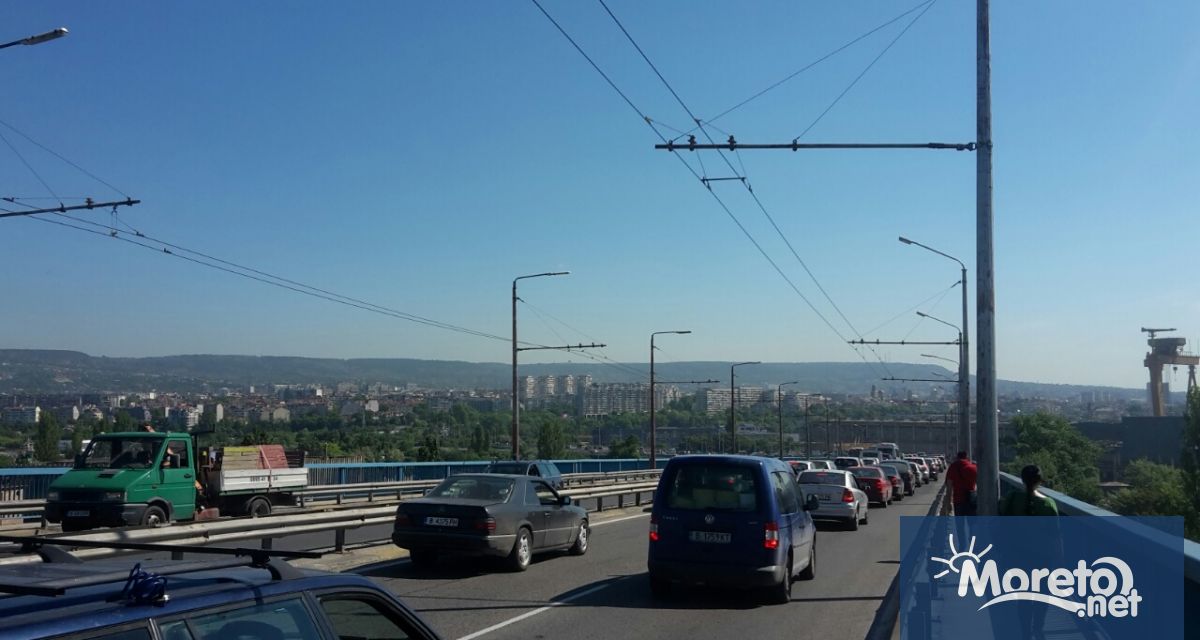 Катастрофи станали тази сутрин отново затрудняват движението по Аспарухов мост