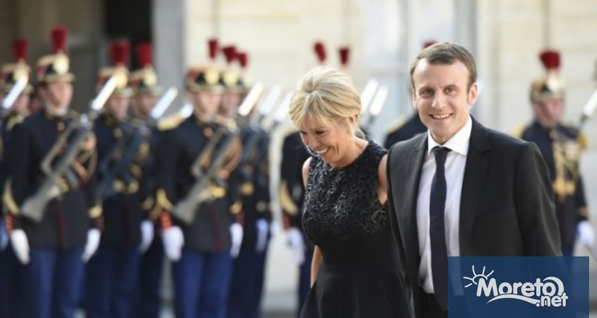 Френският президент Еманюел Макрон и съпругата му Брижит са завели