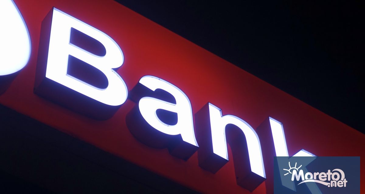 Акциите на банките по света се сринаха въпреки уверенията от