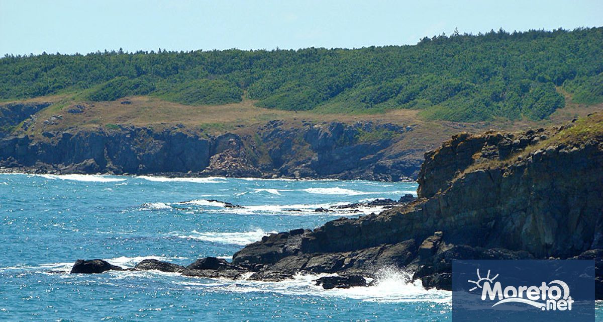 Голям басейн вграден в скали публична държавна собственост край