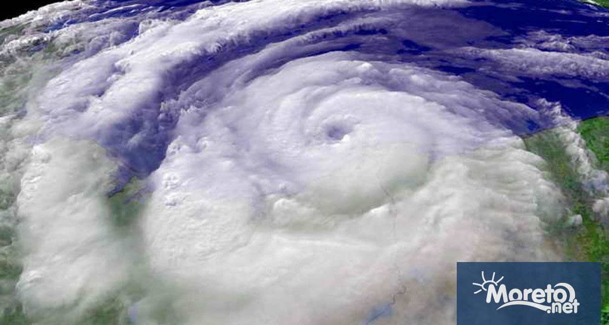 Обилни валежи предизвикани от поредица циклони и тропически бури доведоха