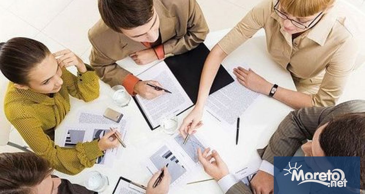 Около 15 000 ученици студенти учители университетски преподаватели и младежи