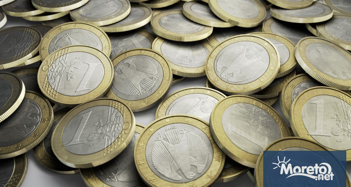 Курсът на еврото се задържа близо до прага от 1 02