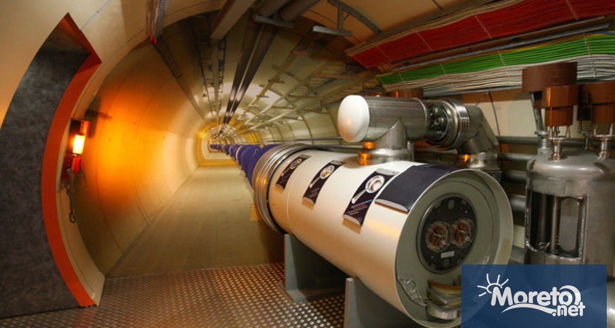 Учени работещи с Големия адронен колайдер LHC са открили три