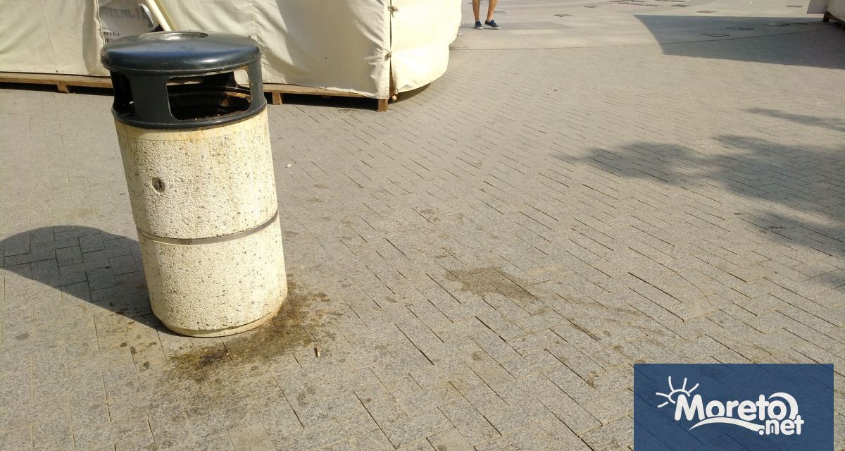 Старите бетонни кошчета в пешеходната зона на Варна предстои да