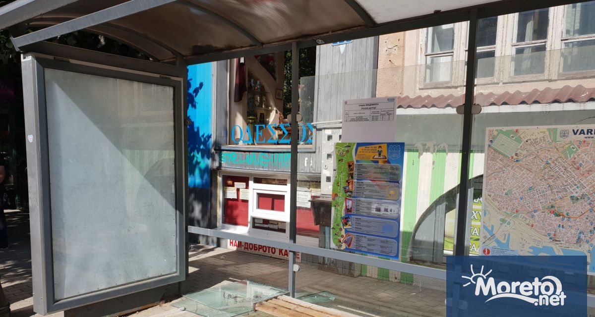 Започнало е почистване и измиването на спирките на градския транспорт