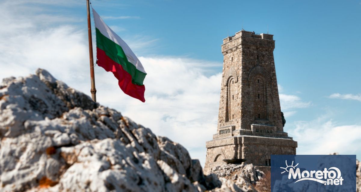 С поднасяне на венци и цветя на Паметника на свободата