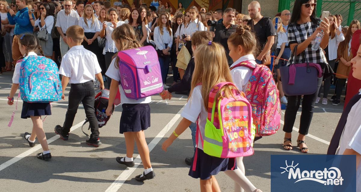 Очаква се над 57 000 първокласници да тръгнат на училище