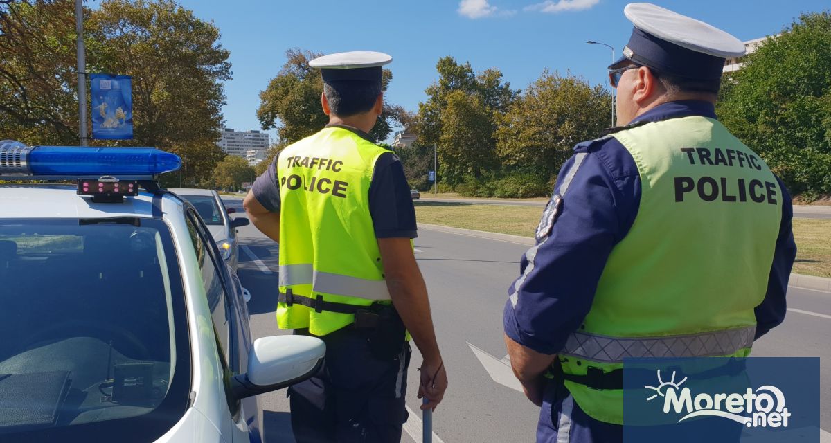 През почивните дни служители на районните управления в Аксаково и