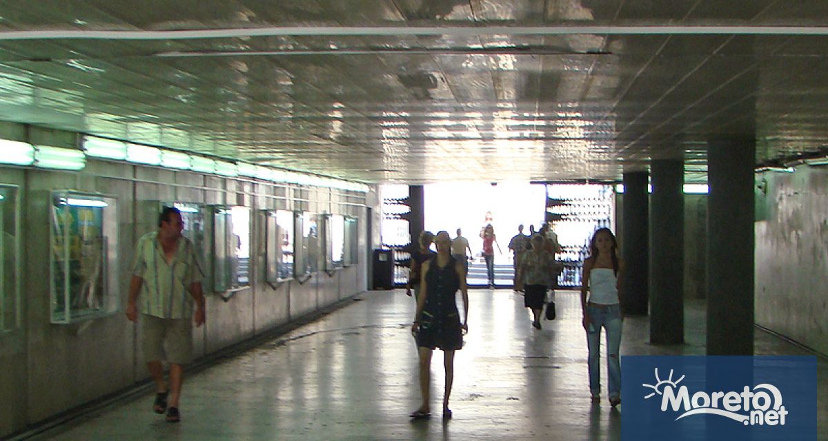 Пребиваването на няколко бездомника в Централния подлез на Варна смущава