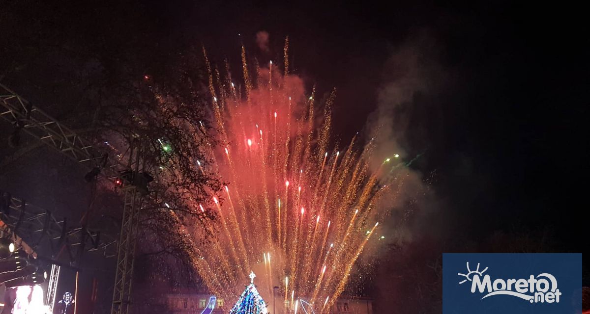 Традиционното запалване на светлините на коледната елха на централния площад