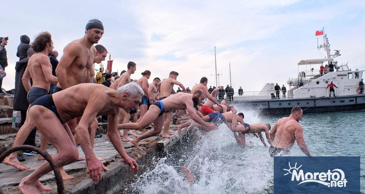 Празничният 6 януари започна в 8 00 ч с тържествена литургия