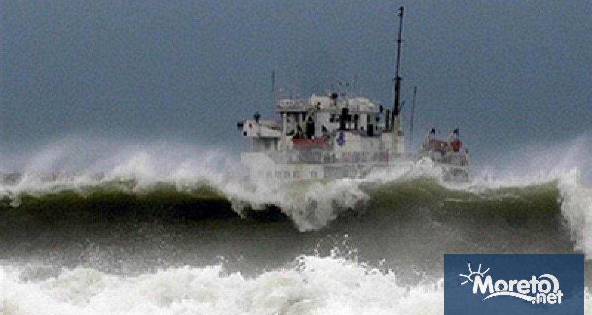 Китайски риболовен кораб е потънал в Индийския океан, като всичките