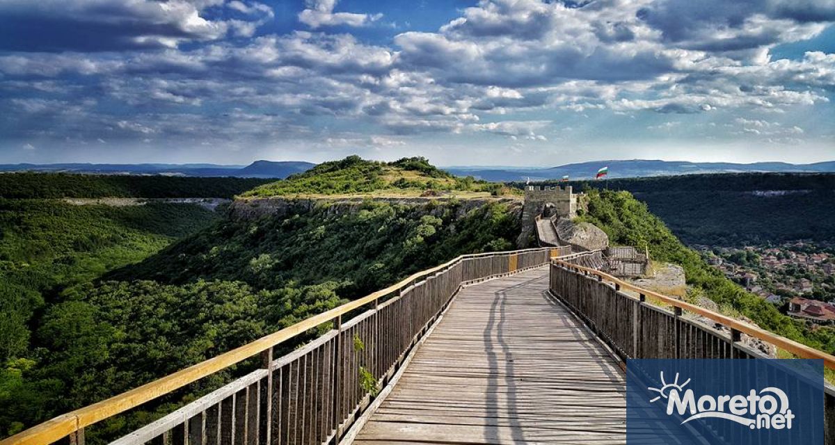 На официална церемония в Минитерство на туризма кметът на община