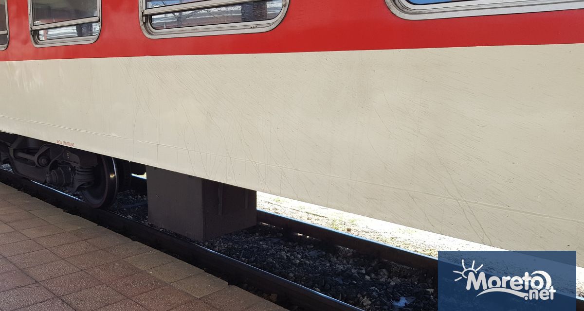 Вагон от пътническия влак за София се запали на ЖП гара