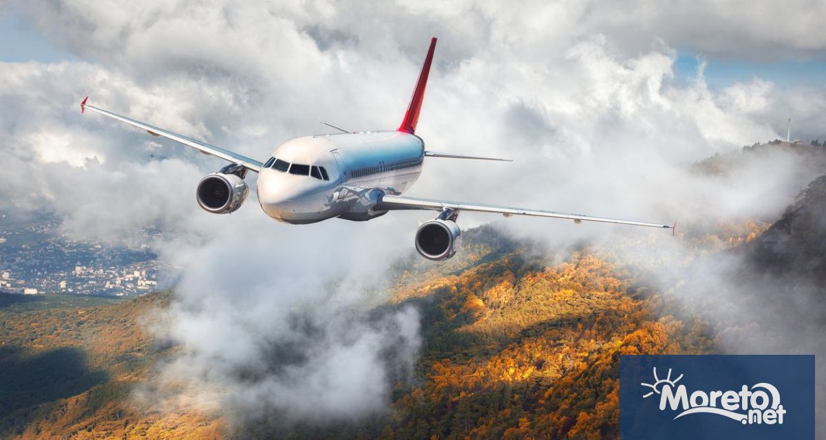 Двама души загинаха след като два малки самолета се сблъскаха